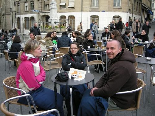 Dans les rues du vieux Genève devant un bon chocolat chaud