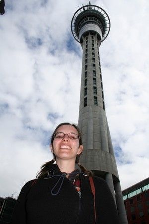 Devant la Skytower à Auckland