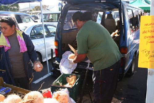 Comment boire un coup sur le marché? Demandez une petite noix de coco bien fraiche!