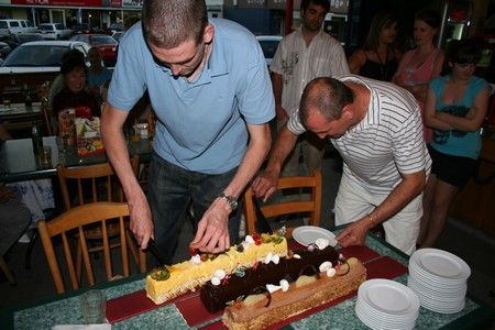 Damien le chef patissier et Louis le patron à la découpe des bûches