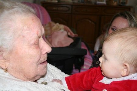 Environ 93 ans séparent la mémère et Olivia