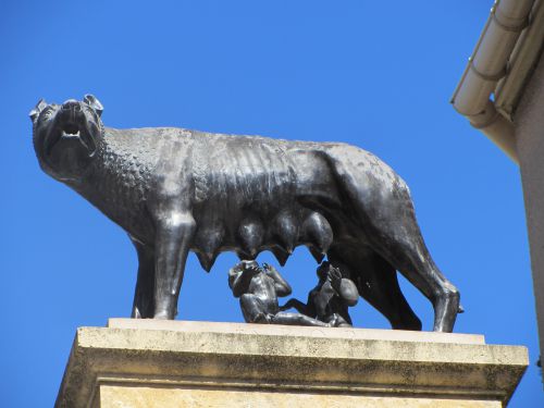 Narbonne - statue de Romulus et Rémus