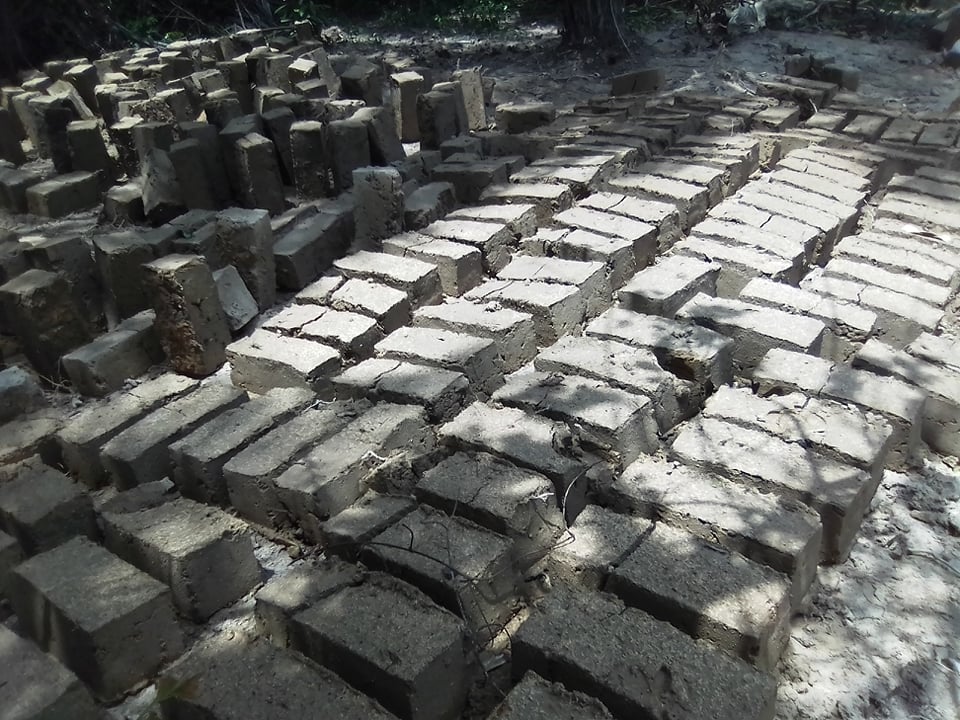 briques en banco au séchage