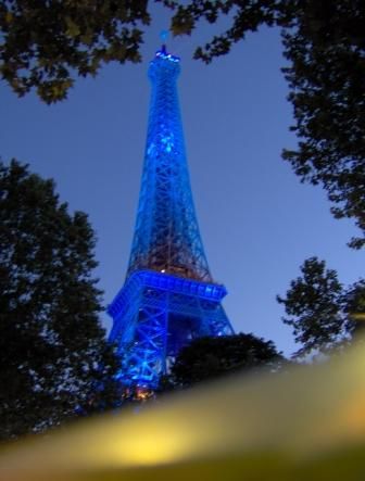 Le soir au pied de la Tour Eiffel...