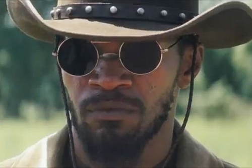 Django avec lunettes noires.jpg