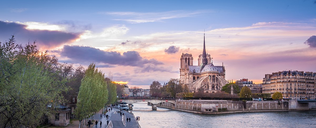1200px-Notre_Dame_de_Paris_from_pont_de_la_Tournelle_Paris_22_March_2014.jpg