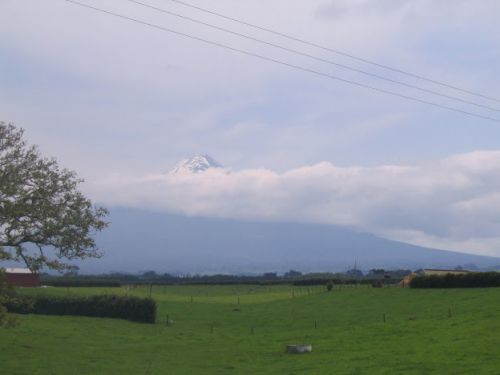 Le mont Taranaki dans les nuages