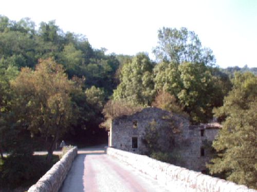 Boucieu-le roi, son pont datant de 1492 et les ruines de l\'ancien moulin