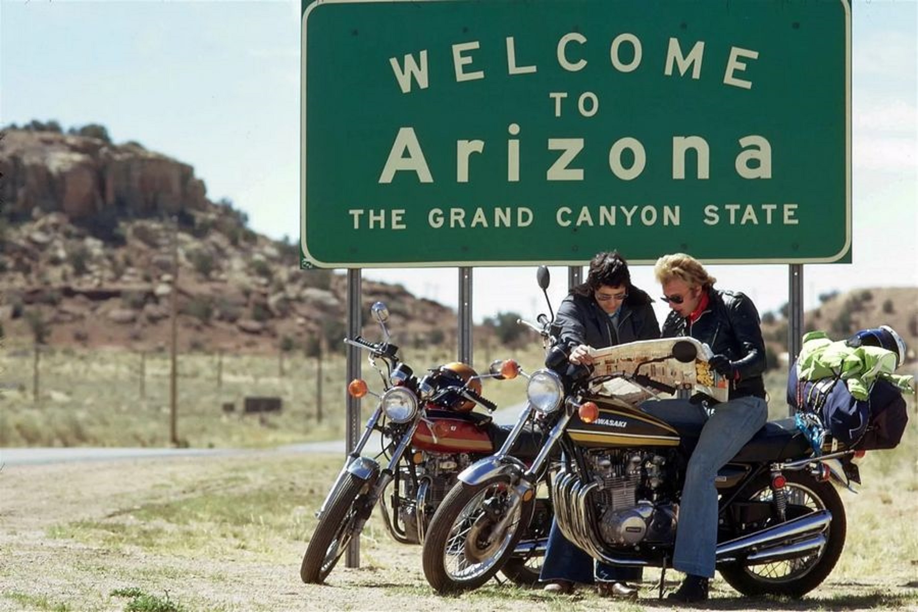 1974. Johnny aux portes de l'Arizona et Sacha Rhoul deux amis de longue date partis de Los Angeles (Californie).jpg