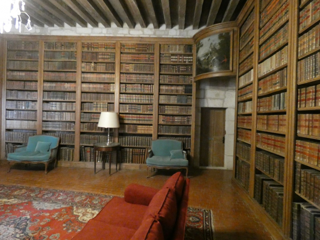 La bibliothèque avec des livres très bien conservés, d'une grande valeur historique