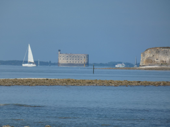 Zoom depuis la Pointe de la Fumée, au fond l'île d'Oléron, Fort Boyard et Fort Enet