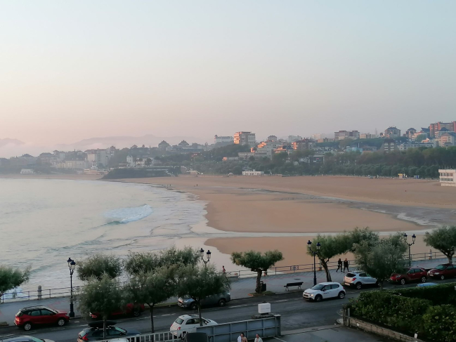 Santander La plage de Sardinero vue depuis notre hôtel, au lever du soleil