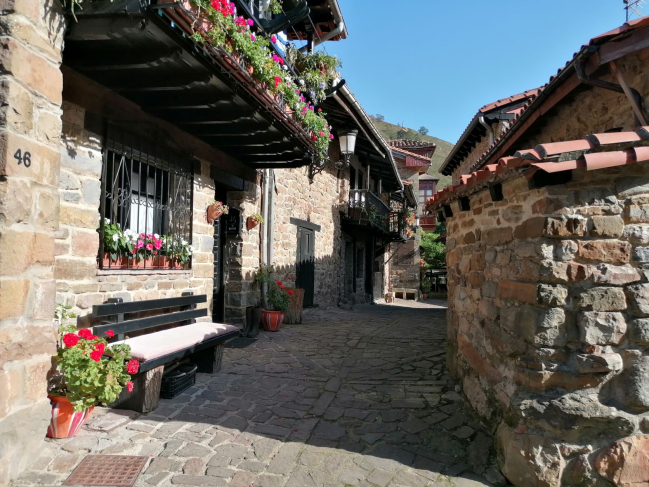 Les rues ont conservé les pavés du temps de leur fondation au IX siecle