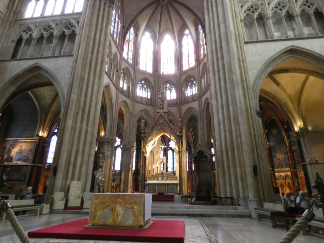 Le chœur. Dans l'abside le maitre-autel en marbre de Carrare,