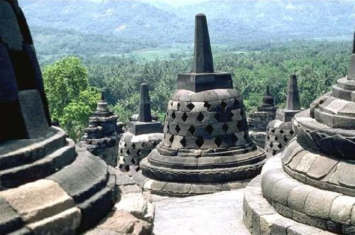 3 balustrades - 72  stupas - 72 bouddhas