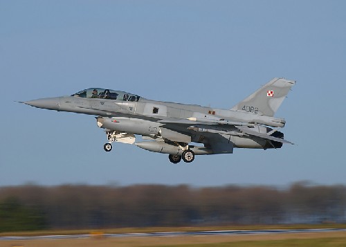 F-16 polonais avec réservoirs latéraux. (20 janvier)