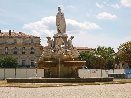 La Fontaine Pradier à Nîmes. La statue représente la ville de Nîmes avec une femme coiffée d'une Maison Carrée entourée de 4 cours d'eaux (2 naïades et 2 colosses)