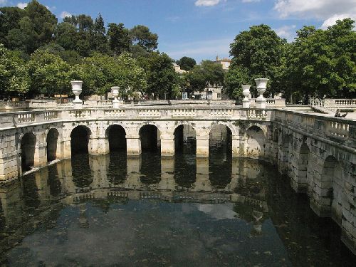 Créés en 1750, sur l'emplacement d'un site antique, les Jardins de la Fontaine sont les premiers jardins publiques dans l'hitoire de France.Situés à Nîmes au pied du mont Cavalier, en haut duquel se dresse la tour  Magne. 