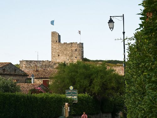 Aiguèze. La tour Sarrasine.