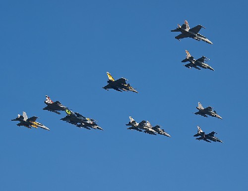 Vol en formation des participants (avions décorés)