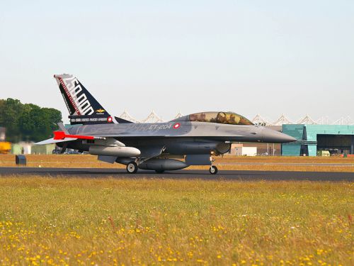 F-16/E-204 de l'Esk 230 du Fighter Skrydstrup au Danemark. Décoration spéciale à l'occasion de 250.000 heures de vol entre 1980 et 2008.