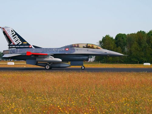 F-16/E-204 de l'Esk 230 du Fighter Skrydstrup au Danemark. Décoration spéciale à l'occasion de 250.000 heures de vol entre 1980 et 2008.