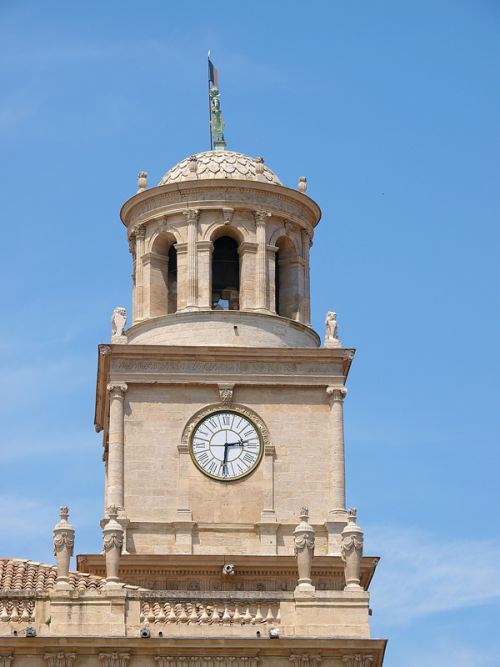 Si la tour de l'horloge appraît aujourd'hui comme partie intégrante de l'Hôtel de Ville, en fai , plus d'un siècle sépare la contruction des deux édifices. Elle fut contruite au milieu du XVIème siècle en remplacement d'une tour plus ancienne.