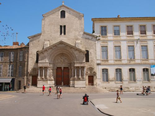 L'ancien archevêché, à côté de l'église Saint Trophine, nommé parfois palais épiscopal est associé dès le Moyen Age au siège de l'Eglise d'Arles.  Aujoud'hui bibliothèque municipale et antenne universitaire. 