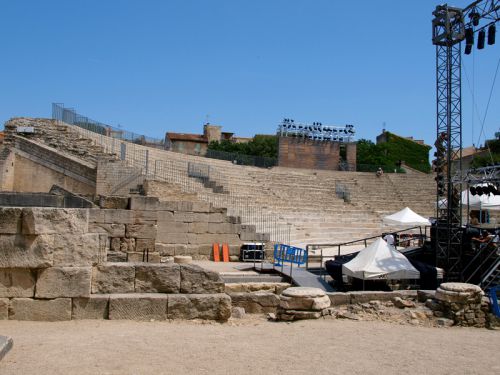 Edifié un siècle anvant l'amphithéâtre, le théâtre antique est beaucoup moins bien conservé que son voisin. Seuls subsistent quelques gradins, l'orchestre, la fosse du rideau de scène et deux hautes colonnes de marbre coiffées d'un fragment d'entablement.