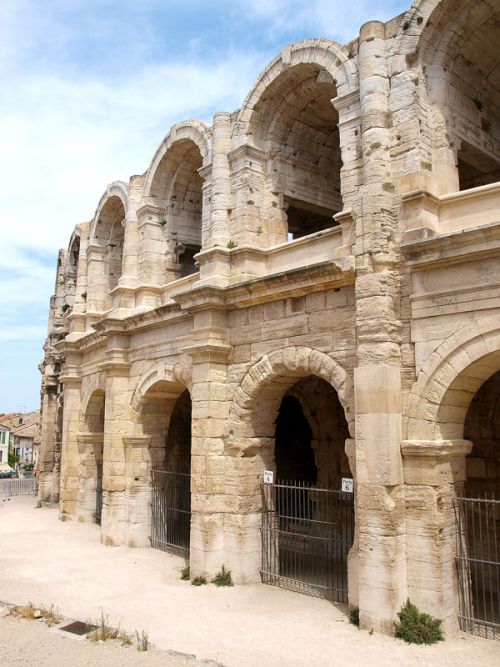 Les Arènes d'Arles sont un amphitéâtre romain. C'est le monument le plus important de l'ancienne colonie romaine qui nous est permis d'admirer quelque deux siècles après son édification (Construit vers 80 après J.C.)