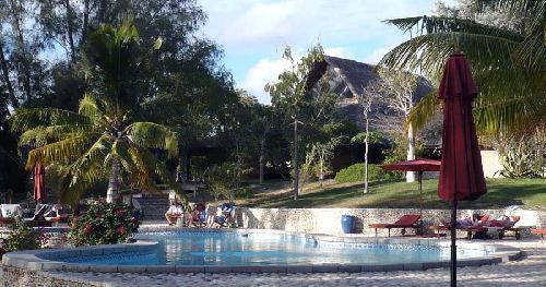 99 ZZZY - La piscine de l'hôtel dans son environnement