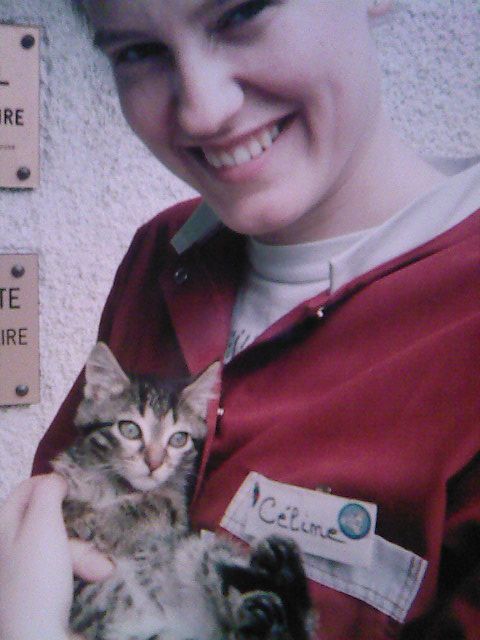 Moi avec un petit chaton aveugle que l\'on a reussi à placer.(2005)