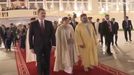 15.02.2019 - La Reine d'Espagne Dona LETIZIA  portant le Selham que lui a offert SM Le Roi Mohamed VI.jpg