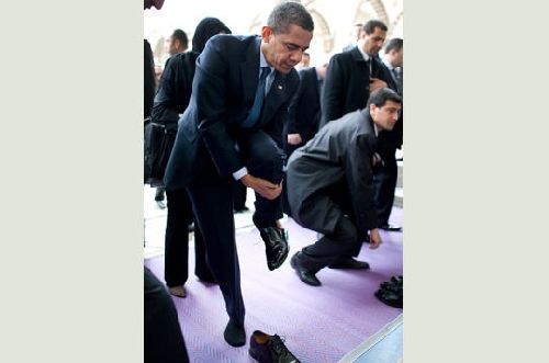 04.05.2009 : Mr Barak Hussein OBAMA, retire ses chaussures 