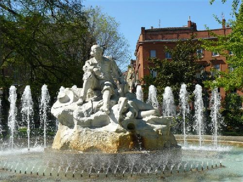 Sculpture et fontaine honorant le poète Goudouli 