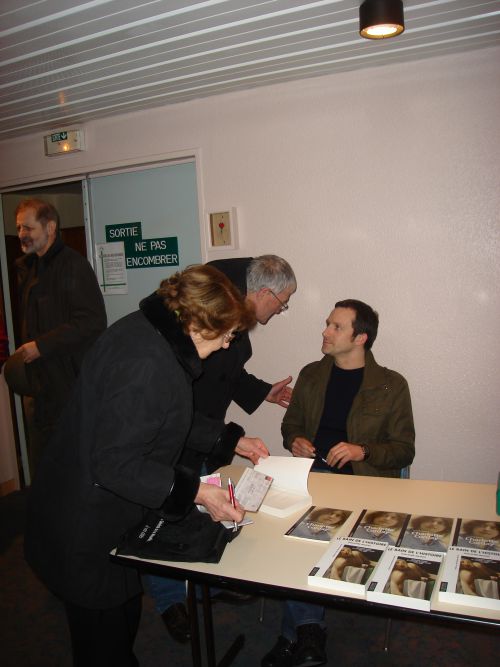 Conférence de Guillaume Mazeau du 13 mars 2010 : le conférencier en séance de dédicace