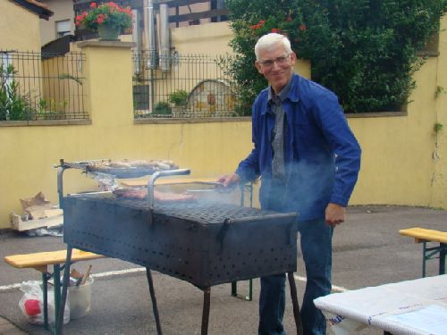 Antoine devant son barbecue