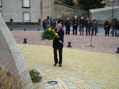 Dépôt de gerbe par le Maire.