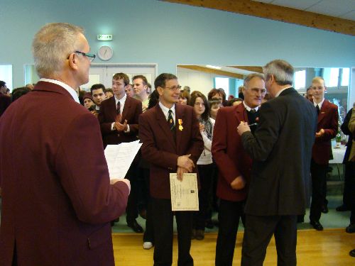 Jean Paul recevant la médaille du Maire.