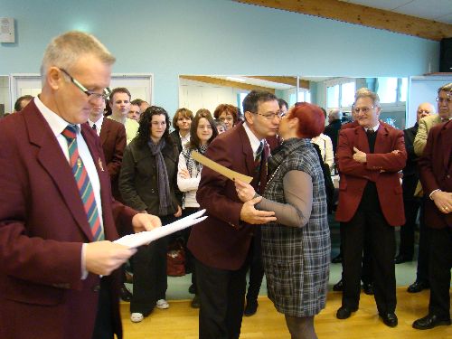 Ignace recevant les félicitations et le diplôme de la Vice-Présidente.