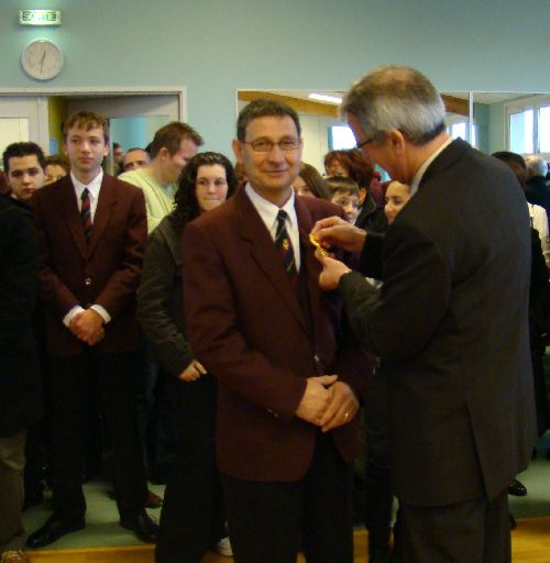 Ignace recevant la médaille du Maire.