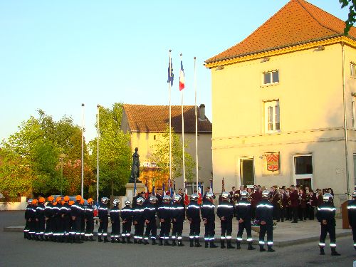 Les Pompiers et les J.S.P. (Jeunes Sapeurs Pompiers).