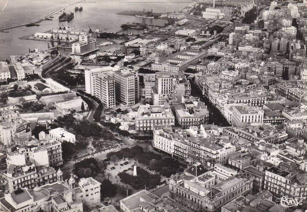 Vue générale de la place d'Armes avec la mairie (au 1er plan en bas à droite)