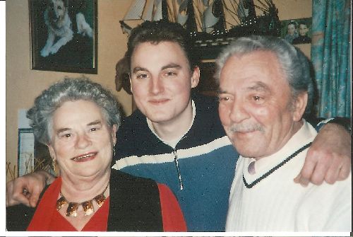 Notre papa avec son papi et sa mamie , nos arrières - grands-parents !!