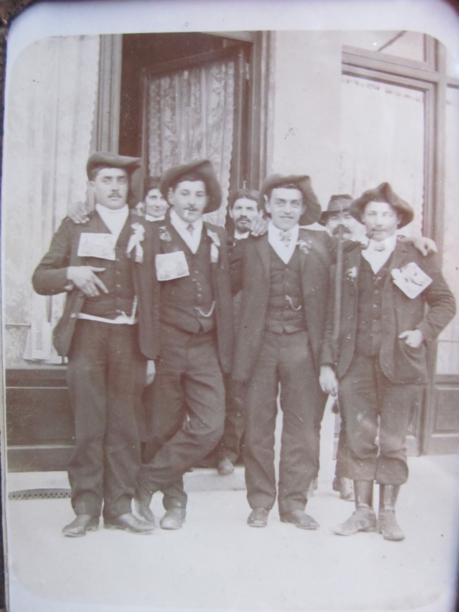 Les conscrits de la classe 1911 (St Jean et Vaulx) Léopold Peyrin à gauche devant le café de Vaulx.JPG