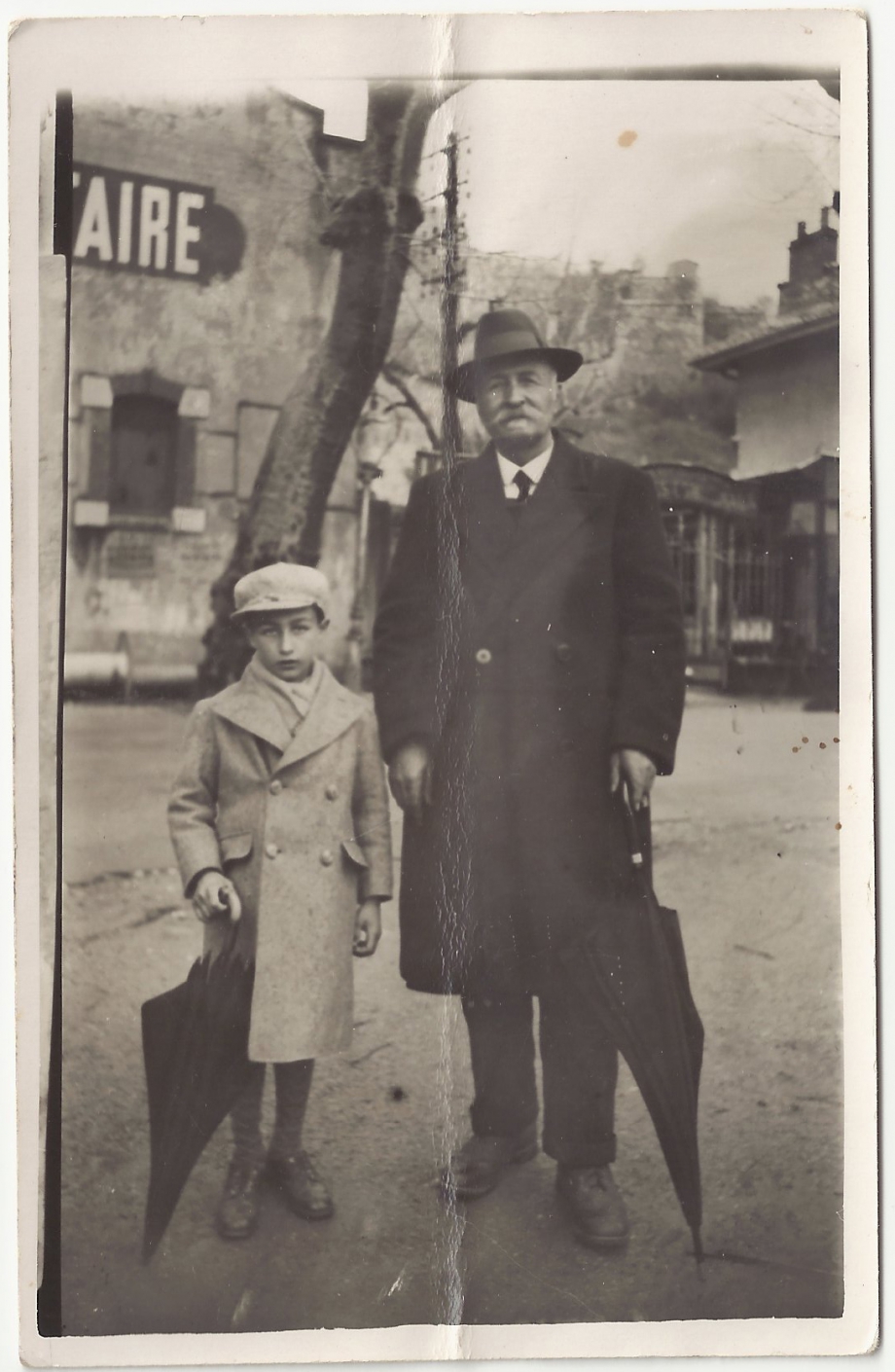 Andre melmoux avec son grand-pere Regis Melmoux a la foire des rameaux a grenoble-1935 ou 36.jpg