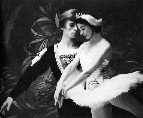 Rudolf Nureyev and Margot Fonteyn - swan Lake