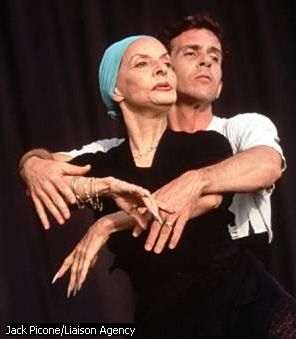 Alicia Alonso dirigeant un danseur 