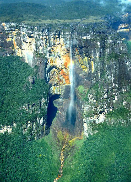 Salto Angel vue aérrienne (La chute d'eau verticale la plus haute du monde)