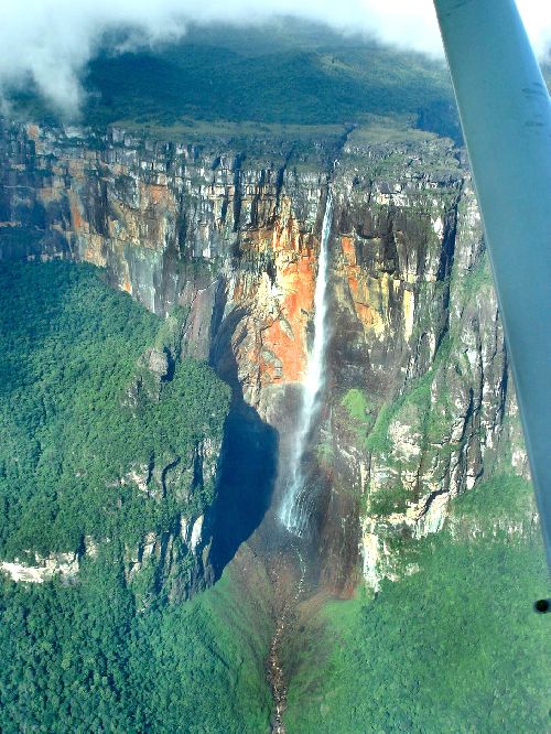 Salto Angel vue aérrienne (La chute d'eau verticale la plus haute du monde)